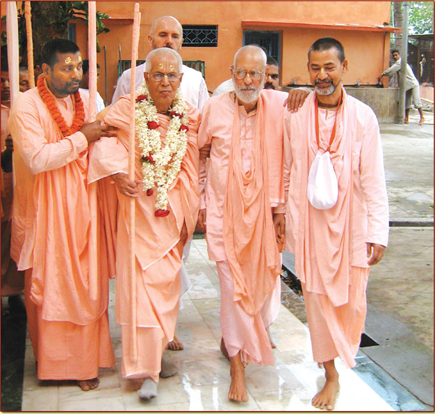 Sripad Bhakti Svarupa Sannyasi Maharaja with Srila Gurudeva
